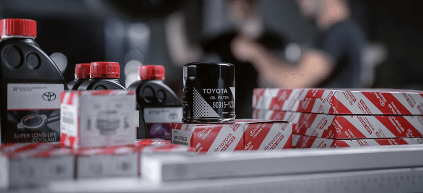 Агуулахын тавиур дээрх Toyota-гийн тос, шүүлтүүр